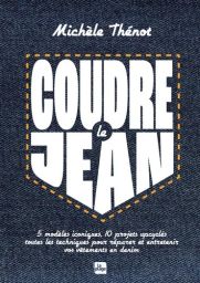 Couverture du livre Coudre le jean avec fond imitation denim bleu, titre en grandes lettres blanches dans une poche de jean stylisée avec surpiqûres jaunes.