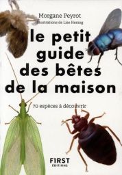 Couverture du livre Le Petit Guide des bêtes de la maison de Morgane Peyrot, illustré par Lise Herzog et publié chez First Éditions. Fond blanc mettant en scène plusieurs petites bêtes du quotidien : une mouche bleue, une punaise de lit, une chrysope vert