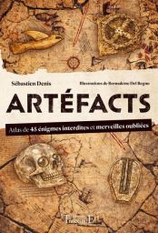 Couverture du livre "Artéfacts - Atlas de 45 énigmes interdites et merveilles oubliées". Le fond illustre une ancienne carte de navigation craquelée couleur parchemin. Quatre objets archéologiques énigmatiques y sont posés : un oiseau en bois sculpté, un 