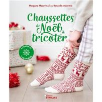 Couverture du livre Chaussettes de Noël à tricoter avec personne portant des chaussettes tricotées rouges à motifs nordiques, ambiance festive avec décor de Noël en arrière-plan. Achat sur Divertistore.com.