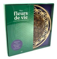 Vue de face du "Coffret Mes fleurs de vie" édité par Merci Les Livres (mll). La boîte cartonnée vert émeraude possède une découpe laissant apparaître une magnifique fleur de vie finement sculptée dans du bois de tilleul. Le titre indique que le coffret se