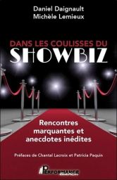 Couverture du livre "Dans les coulisses du Showbiz" co-écrit par Daniel Daignault et Michèle Lemieux. Sur un fond noir théâtral illuminé par l'éclat de plusieurs projecteurs, un élégant tapis rouge bordé de cordons de velours et de potelets argentés s'éti