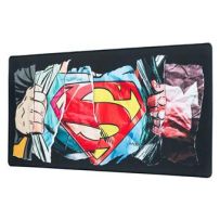 Tapis de souris XL officiel DC Comics Superman. Le design dynamique représente l'emblématique logo "S" rouge et jaune se révélant à travers un effet de chemise déchirée, évoquant la transformation de Clark Kent.