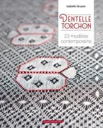 Couverture du livre "Dentelle Torchon - 23 modèles contemporains" d'Isabelle Gruson aux Éditions Un Dimanche Après-Midi. Le visuel montre un gros plan sur une dentelle aux fuseaux blanche et noire rehaussée de liserés rouges.