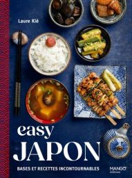 Couverture du livre de cuisine "Easy Japon : Bases et recettes incontournables" de Laure Kié chez Mango Éditions. La vue en plongée sur fond bleu montre plusieurs ramequins japonais garnis de soupe miso, de brochettes yakitori, de riz blanc avec une prune