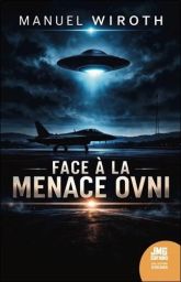 Couverture du livre Face à la menace OVNI de Manuel Wiroth. Illustration sombre et cinématographique montrant une soucoupe volante lumineuse planant au-dessus d’un avion militaire sur une piste d’atterrissage de nuit. Le ciel orageux et les teintes bleues