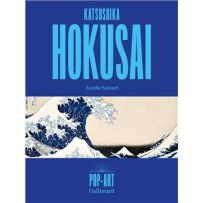 Couverture bleue du livre "Katsushika Hokusai" d'Aurélie Samuel (collection POP-ART Gallimard), illustrée en son centre par la célèbre estampe "La Grande Vague de Kanagawa". Achat sur Divertistore.com.