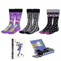 Pack de 3 paires de chaussettes Joker DC Comics – motifs colorés et boîte cadeau illustrée à l’effigie du Joker.