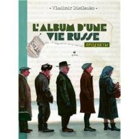 Couverture de l'ouvrage L'Album d'une vie russe de Vladimir Diatlenko aux éditions Elytis. L'illustration montre une file d'attente de personnages russes typiques. Un beau livre de 144 pages, au format 19x26 cm, disponible sur Divertistore.com.