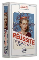 Face avant de la boîte du jeu La Réussite par Iello. Sur un fond blanc aux liserés bleus, une illustration présente une femme aux yeux clos portant une couronne dorée, sur un fond bleu orné de feuilles et de petites fleurs jaunes.