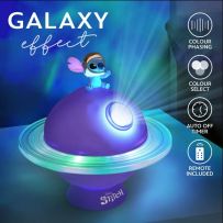 Lampe de projection galaxie Stitch en forme de planète violette avec une figurine de Stitch portant un casque d'astronaute au sommet. L'image présente les effets lumineux LED et les fonctions : changement de couleurs, minuterie et télécommande incluse. Pr