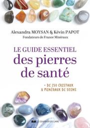 Couverture du livre "Le guide essentiel des pierres de santé" de Simon et Sue Lilly (Le Courrier du Livre). Le visuel, sur fond blanc, présente une composition harmonieuse de nombreuses pierres polies et cristaux de toutes les couleurs (améthyste, quartz 
