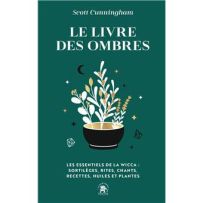 Couverture du livre Le Livre des Ombres de Scott Cunningham (Poche). Un design mystique vert sombre orné de plantes et d'un chaudron magique pour explorer les rituels essentiels de la Wicca.