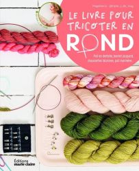Couverture rose et blanche du livre "Le livre pour tricoter en rond" par Magdalena (@triple_l_de_mag) aux Éditions Marie Claire. La photo en vue du dessus montre un plateau rose garni de pelotes de laine colorées (rose, vert, jaune), d'aiguilles circulair