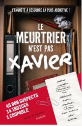 Couverture du livre "Le meurtrier n'est pas Xavier". Sur un fond de boîte d'archives en carton contenant des dossiers et un stylo rouge, le titre s'affiche en gros caractères blancs. Un encart rouge en bas à gauche indique "45 000 suspects, 14 indices, 1 