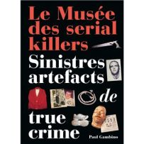 Couverture du livre Le Musée des serial killers : Sinistres artefacts de true crime de Paul Gambino. Sur fond noir, le titre apparaît en grandes lettres rouges et blanches. Plusieurs objets liés à l'univers criminel illustrent la couverture : une veste ro
