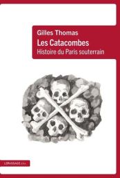 Couverture du livre Les Catacombes – Histoire du Paris souterrain de Gilles Thomas, sur fond blanc avec des éléments graphiques rouge foncé. Au centre, une illustration en noir et gris représente plusieurs crânes et ossements disposés devant un mur de pie