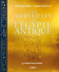 Couverture du livre Les merveilles de l’Égypte antique avec fond doré, hiéroglyphes et titre central évoquant les trésors et monuments de l’Égypte ancienne.