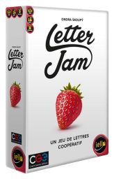 Boîte du jeu Letter Jam, un jeu de lettres coopératif édité par IELLO. Visuel central d'une fraise rouge appétissante couverte de petites lettres dorées sur un fond blanc épuré. Un design moderne et ludique à retrouver sur Divertistore.com.