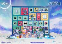 Vue d'ensemble du calendrier de l'Avent ouvert Stitch Celebration de la marque Beast Kingdom. Le grand décor en carton bleu dévoile 24 cases numérotées aux illustrations festives. Au premier plan, sur un décor enneigé, sont disposées de multiples petites 