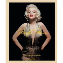 Couverture du beau livre "Marilyn Monroe : Le livre officiel du centenaire". Elle présente un superbe portrait de l'actrice blonde platine dans une robe dorée sur fond noir.