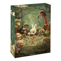 Boîte du puzzle 1000 pièces "Monsieur le Lapin Blanc" illustré par Benjamin Lacombe (Éditions Margot). Le visuel foisonnant et onirique dépeint la célèbre scène de l'heure du thé au cœur d'une forêt aux tons verts et boisés. Au centre d'une nappe couverte