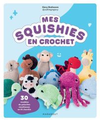 Couverture du livre "Mes Squishies en crochet" de Glory Shofowora (@craftinginglory) aux éditions Marabout. Le décor bleu ciel présente un ensemble de peluches crochetées en fil chenille : un singe, un petit cheval, une tortue, une vache, une pieuvre viol