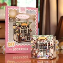 Boîte du Mini Book Nook Kit DIY “Flower Boutique” avec boutique florale miniature et modèle assemblé, décor rose avec façade élégante et ambiance romantique. Achat sur Divertistore.com.
