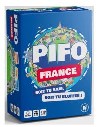 Face avant de la boîte du jeu d'ambiance Pifo France. Sur un fond bleu vif, le titre apparaît en très grandes lettres blanches et rouges au centre d'une illustration sphérique représentant un globe miniature recouvert de monuments typiques et de façades d