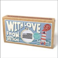 Mini broderie point de croix représentant un drapeau breton dans un petit tambour en bois, motif noir et blanc sur toile Aïda.