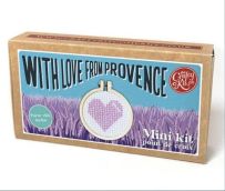 Boîte du mini kit point de croix With Love from Provence avec illustration lavande et motif cœur à broder, ambiance sud de la France.