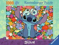 Boîte du Puzzle 1000 pièces Disney Stitch de Ravensburger, aux couleurs vert menthe et violet. Au centre, Stitch, le célèbre extraterrestre bleu aux grandes oreilles, est assis avec une petite poupée Souillon sur la tête, entouré de fleurs tropicales mult