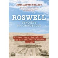 Couverture du livre "Roswell - L'enquête qui change tout" de Jean-Jacques Velasco, préfacé par Charles-Maxence Layet. On y voit un paysage désertique avec une route et un ciel nuageux. Éditions Guy Trédaniel. Achat sur Divertistore.com.
