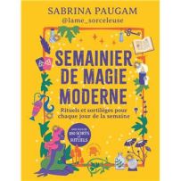Couverture jaune vif du livre Semainier de magie moderne de Sabrina Paugam. Illustration mystique avec une sorcière, des cristaux et des symboles ésotériques pour enchanter votre quotidien.