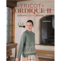 Couverture du livre "Tricot nordique II - 20 projets inspiration Kalevala" de Jenna Kostet aux Éditions de Saxe. Une femme pose en intérieur portant un pull vert sauge en tricot avec une large frise jacquard crème sur le bas du buste.