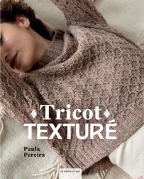 Couverture du livre "Tricot texturé" de Paula Pereira édité par Les Éditions de Saxe. Une femme aux cheveux courts est allongée portant un pull marron aux motifs géométriques en relief sculptés dans la maille.