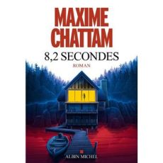 Couverture du roman 8.2 secondes de Maxime Chattam, représentant une maison isolée éclairée au milieu d’un paysage forestier sombre, surplombant une eau rouge inquiétante, symbole d’un thriller psychologique sous tension.