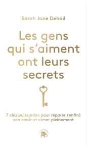 Couverture du livre Les gens qui s’aiment ont leurs secrets de Sarah Jane Dehail, avec un design minimaliste sur fond blanc, un titre en lettres dorées, une petite clé en forme de cœur au centre et un sous-titre évoquant la réparation émotionnelle et l’am