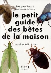 Couverture du livre Le Petit Guide des bêtes de la maison de Morgane Peyrot, illustré par Lise Herzog et publié chez First Éditions. Fond blanc mettant en scène plusieurs petites bêtes du quotidien : une mouche bleue, une punaise de lit, une chrysope vert