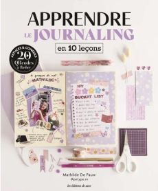 Couverture du livre "Apprendre le journaling en 10 leçons" de Mathilde De Pauw aux éditions de saxe. Le visuel présente un carnet ouvert sur une page de présentation et une "Bucket List" aux tons violets, entouré d'accessoires de papeterie comme des cisea