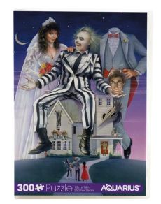 Boîte du puzzle de 300 pièces de la marque Aquarius reprenant une illustration culte du film "Beetlejuice". Le visuel central montre le célèbre bio-exorciste en costume rayé assis sur le toit de la maison, flanqué de Barbara en robe de mariée et d'Adam, u