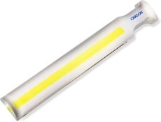 Visuel de la loupe réglette Carson MagniRead vue de face, montrant son corps acrylique transparent, sa bande centrale surlignée jaune et la marque Carson inscrite sur la poignée.