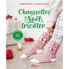 Couverture du livre Chaussettes de Noël à tricoter avec personne portant des chaussettes tricotées rouges à motifs nordiques, ambiance festive avec décor de Noël en arrière-plan. Achat sur Divertistore.com.