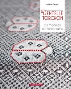 Couverture du livre "Dentelle Torchon - 23 modèles contemporains" d'Isabelle Gruson aux Éditions Un Dimanche Après-Midi. Le visuel montre un gros plan sur une dentelle aux fuseaux blanche et noire rehaussée de liserés rouges.