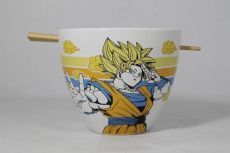 Bol à ramen blanc Dragon Ball Z avec illustration de Goku en Super Saiyan. On voit les baguettes en bois insérées horizontalement à travers les encoches. Un accessoire de cuisine manga.