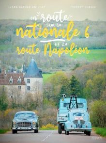 Couverture du livre "En route sur la Nationale 6 et la Route Napoléon" avec voiture ancienne et 2CV sur une route de campagne, paysage verdoyant et château en arrière-plan, ambiance road trip nostalgique. Achat sur Divertistore.com.