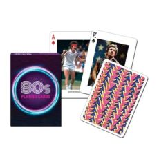 Visuel du jeu de cartes 80's – Eighties de Piatnik, présentant un étui violet avec le logo « 80s Playing Cards » entouré d'un cercle lumineux néon. Trois cartes sont disposées à côté, dont deux illustrées de joueurs de tennis des années 1980 et une avec d