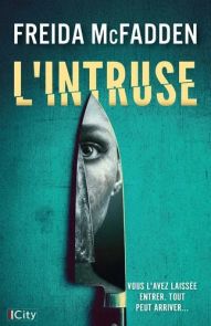 Image de couverture du thriller "L'intruse" de Freida McFadden, publié par City Éditions. La couverture présente une scène nocturne et mystérieuse.
