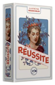 Face avant de la boîte du jeu La Réussite par Iello. Sur un fond blanc aux liserés bleus, une illustration présente une femme aux yeux clos portant une couronne dorée, sur un fond bleu orné de feuilles et de petites fleurs jaunes.