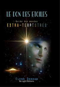 Couverture du livre Le Don des Étoiles d'Elena Danaan, fond noir étoilé avec visage extraterrestre aux yeux bleus, lumière brillante et soucoupe volante dorée.